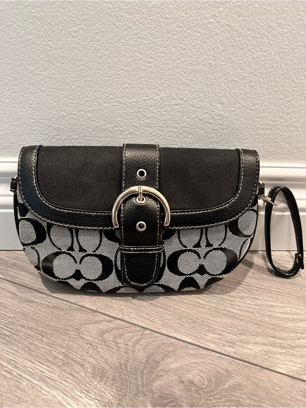 Vintage Coach Soho Signature C Buckle Wristlet Clutch Black Grey